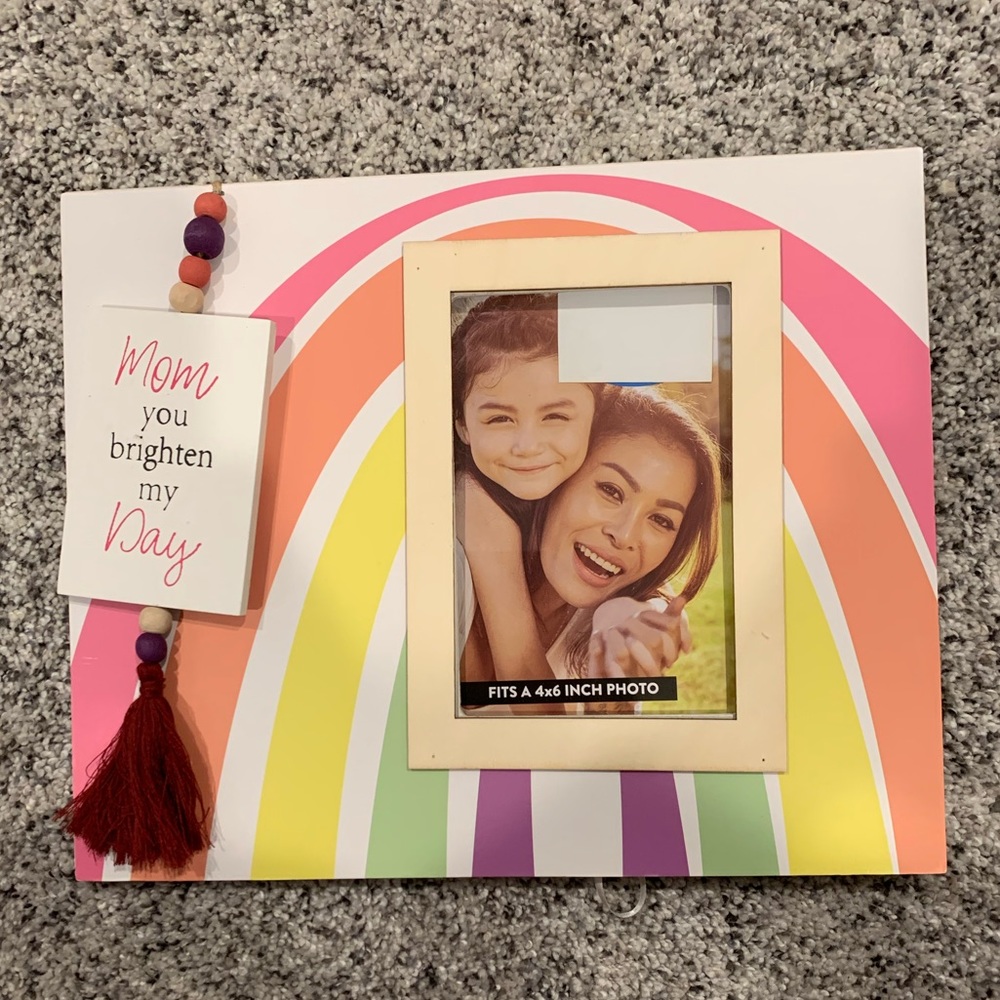 Beautiful New decorative photo frame holds a 4X6 inch photo.